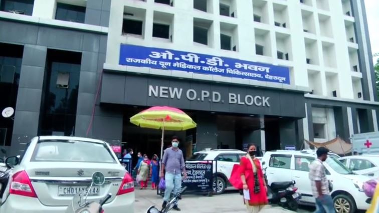 दून अस्पताल में डॉक्टर्स और सुरक्षा कर्मचारियों के साथ मारपीट, हड़ताल पर बैठे चिकित्सक